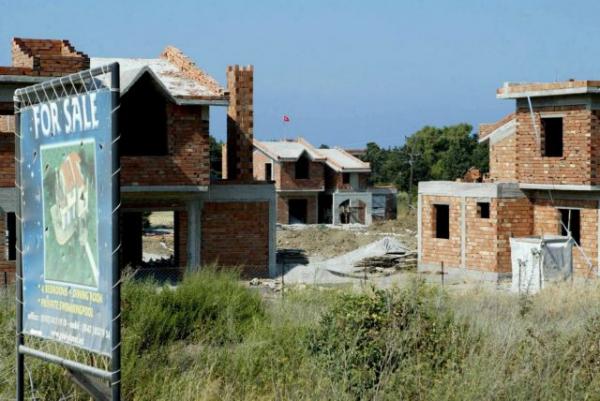 Κατεχόμενα: Συνελήφθησαν δύο Ελληνοκύπριες επειδή φωτογράφιζαν το σπίτι τους στη Μόρφου
