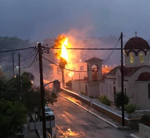 Κεφαλονιά: Φοίνικας τυλίχθηκε στις φλόγες από «χτύπημα» κεραυνού [Εικόνες]