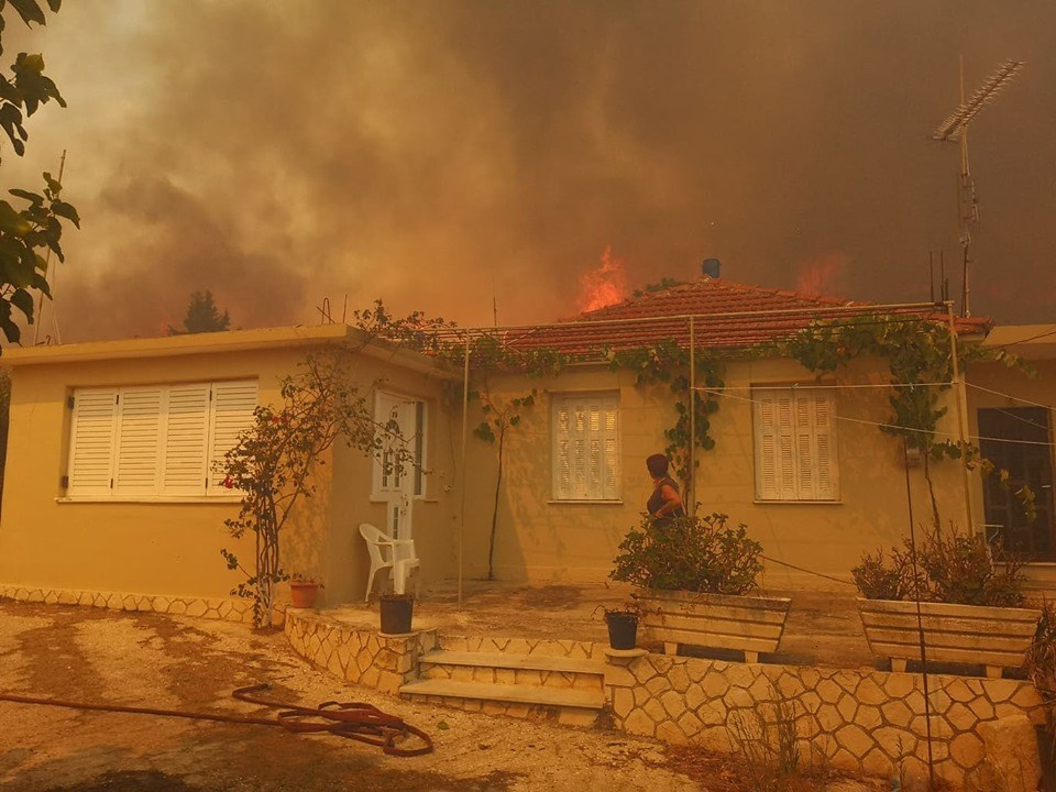 Ανεξέλεγκτο το πύρινο μέτωπο στη Ζάκυνθο: Στις φλόγες ένα σπίτι - Ενισχύονται οι δυνάμεις