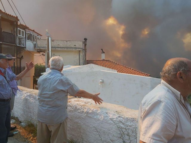 Καίγονται σπίτια στη Ζάκυνθο – Ισχυρές δυνάμεις μεταφέρονται στο νησί | in.gr