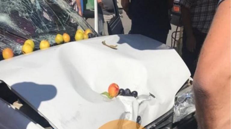 Παραλίγο τραγωδία σε λαϊκή – ΙΧ έπεσε πάνω σε κόσμο, 3 τραυματίες