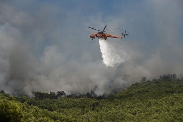Εφιάλτης οι αναζωπυρώσεις στο Λουτράκι – Επιστρατεύθηκαν κομάντος της ΕΜΑΚ