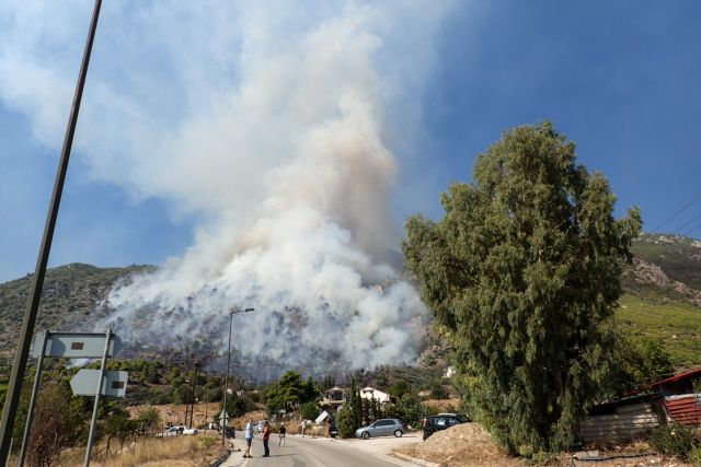 Μεγάλη φωτιά στο Λουτράκι - Απομακρύνθηκαν 50 άτομα