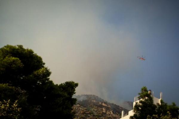Μαίνεται η πυρκαγιά στο Λουτράκι – Στη μάχη με τις φλόγες και τα εναέρια μέσα