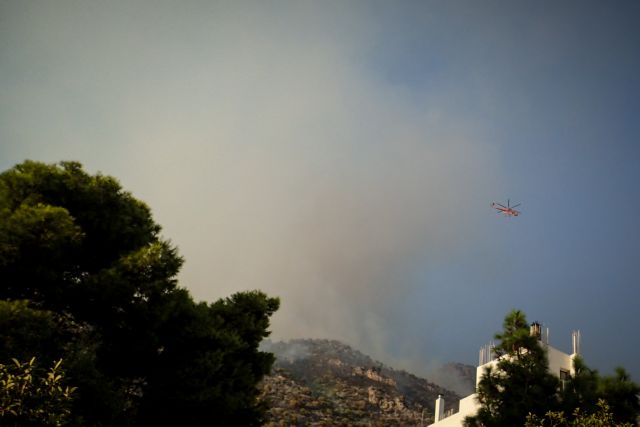 Μαίνεται η πυρκαγιά στο Λουτράκι - Στη μάχη με τις φλόγες και τα εναέρια μέσα