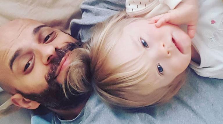 Συγκινητικό : Άνδρας υιοθέτησε παιδί με σύνδρομο Down