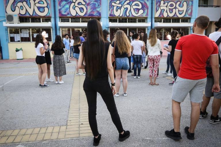 Κυπριακά σχολεία: Απαγορεύονται ψεύτικες βλεφαρίδες και μούσια – «Ναι» στα τζιν υπό… όρους