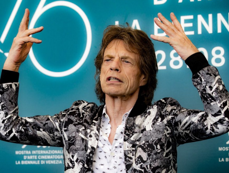 Ο Μικ Τζάγκερ «βγάζει γλώσσα» σε Τζόνσον και Τραμπ