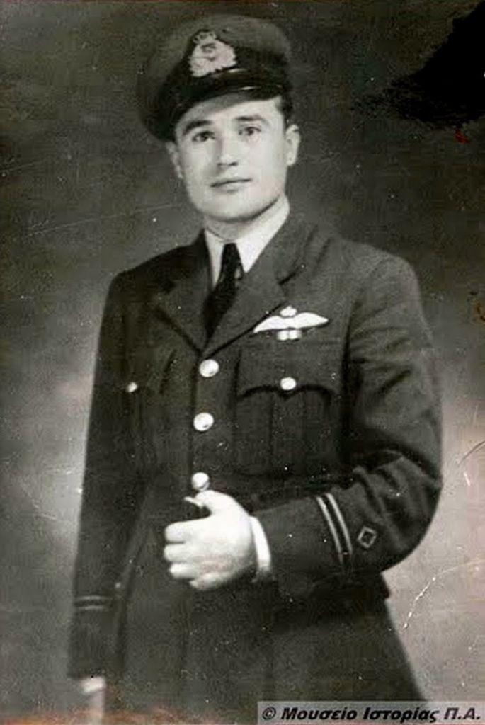 Μαρίνος Μητραλέξης: Ο Έλληνας που βομβάρδισε αεροπλάνο το ’40, ενώ είχε μείνει από πυρομαχικά