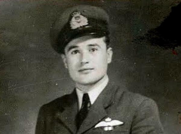 Μαρίνος Μητραλέξης: Ο Έλληνας που βομβάρδισε αεροπλάνο το ’40, ενώ είχε μείνει από πυρομαχικά