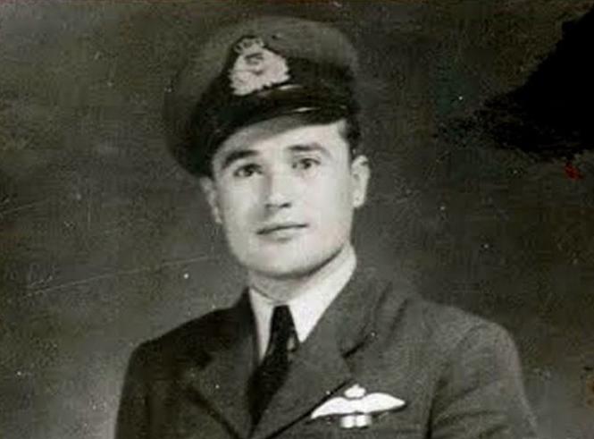 Μαρίνος Μητραλέξης: Ο Έλληνας που βομβάρδισε αεροπλάνο το ’40, ενώ είχε μείνει από πυρομαχικά