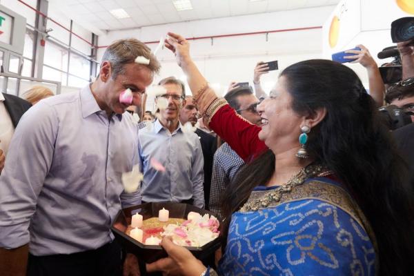 Μητσοτάκης στη ΔΕΘ: Τα λουλούδια και το σημάδι στο μέτωπο