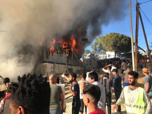 Οικονόμου : Μια γυναίκα νεκρή από τη φωτιά που ξέσπασε στη Μόρια