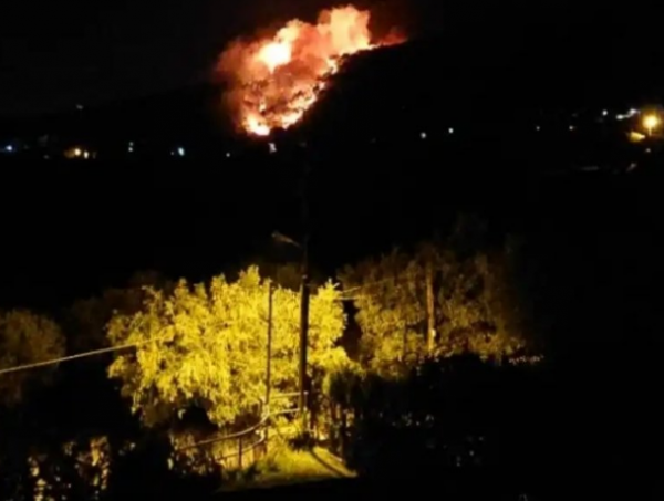 Μεγάλη φωτιά σε δασική έκταση στη Νέα Μάκρη – Ωρες αγωνίας για τους κατοίκους