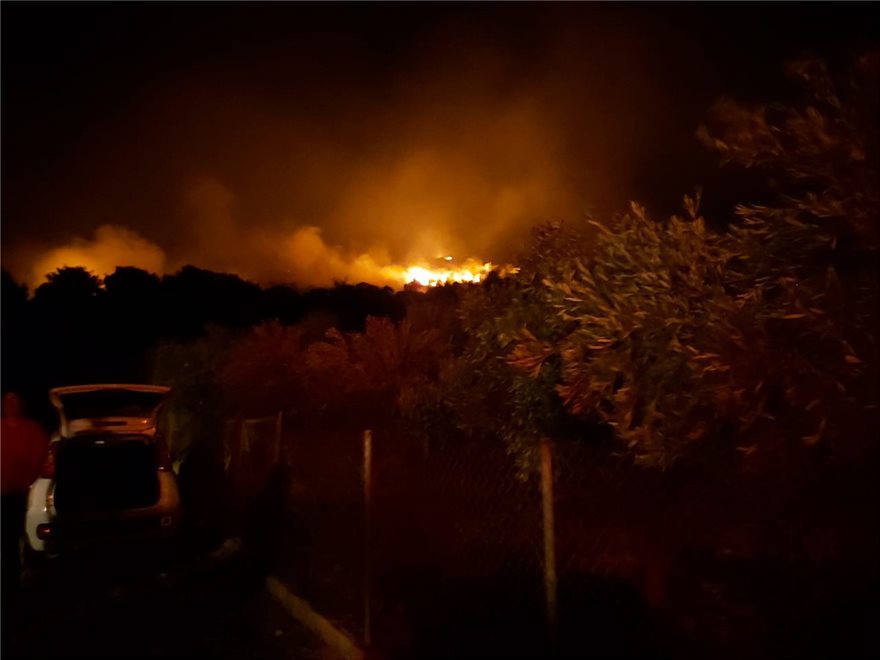 Μαίνεται η μεγάλη φωτιά στη Νέα Μάκρη - Στη μάχη με τις φλόγες και τα εναέρια μέσα