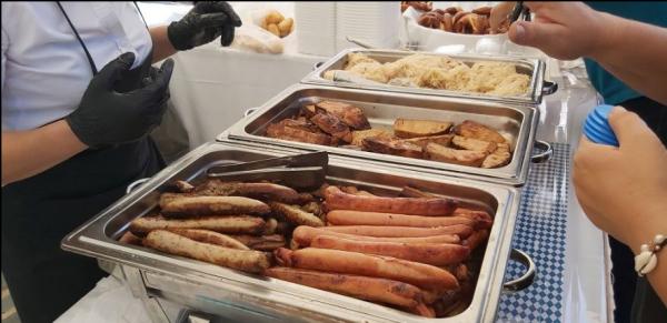 Θεσσαλονίκη : Γιορτάζουν το Oktoberfest με άφθονη μπίρα, λουκάνικα και μπρέτσελ