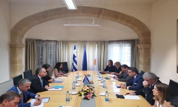 Συντονισμό ενεργειών για το προσφυγικό αποφάσισαν Ελλάδα – Κύπρος