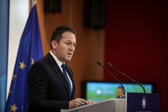 Ο Πέτσας απαντά σε Τσακαλώτο: Μέχρι και εκείνος πήρε μειωμένο ΕΝΦΙΑ