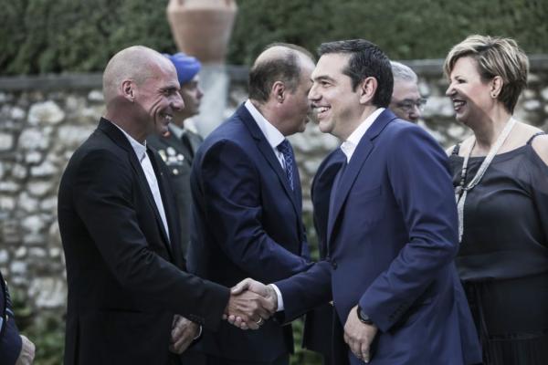 Τσίπρας : Είδε το «Ενήλικοι στο Δωμάτιο» μαζί με Τσακαλώτο