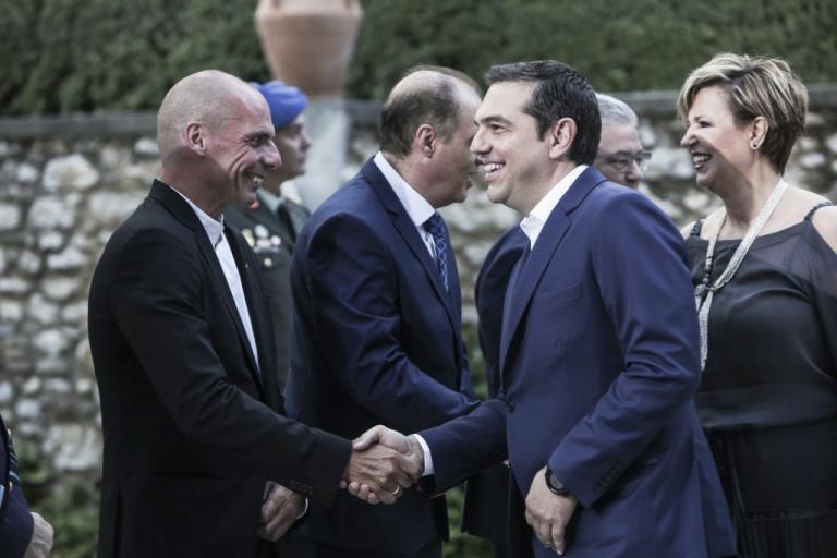 Τσίπρας : Είδε το «Ενήλικοι στο Δωμάτιο» μαζί με Τσακαλώτο