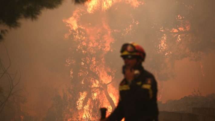 Πυρκαγιά στo Λαύριο – Δόθηκε εντολής εκκένωσης σπιτιών