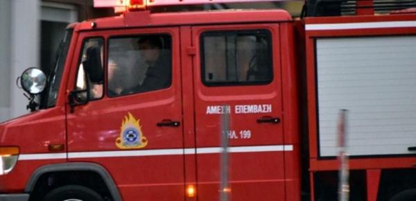 Φωτιά σε ξερά χόρτα έξω από εμπορικό κέντρο στο Μαρούσι