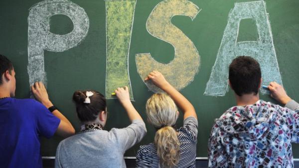 Όσο μεγαλύτερης διάρκειας είναι τα σχολικά τεστ, τόσο καλύτερα τα καταφέρνουν τα κορίτσια