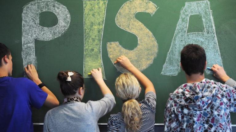 Όσο μεγαλύτερης διάρκειας είναι τα σχολικά τεστ, τόσο καλύτερα τα καταφέρνουν τα κορίτσια