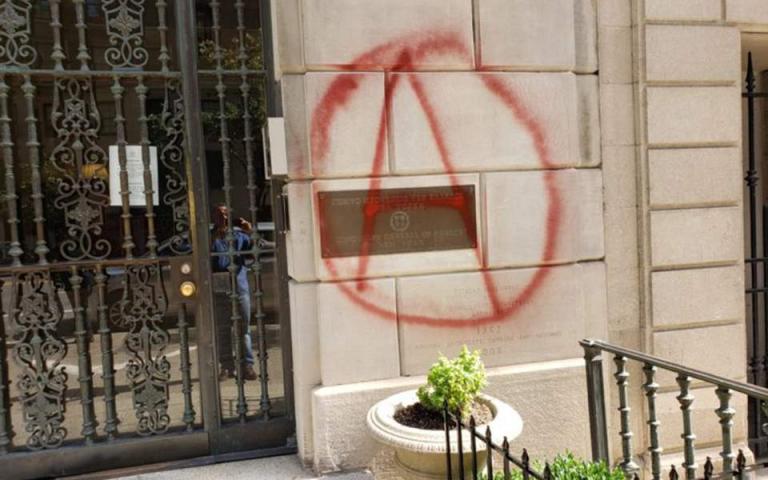 Βανδαλισμός στο κτίριο του Γενικού Προξενείου της Ελλάδος στη Νέα Υόρκη