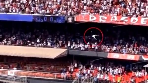 Έπεσε από κερκίδα 12 μέτρων πάνω σε 13χρονη