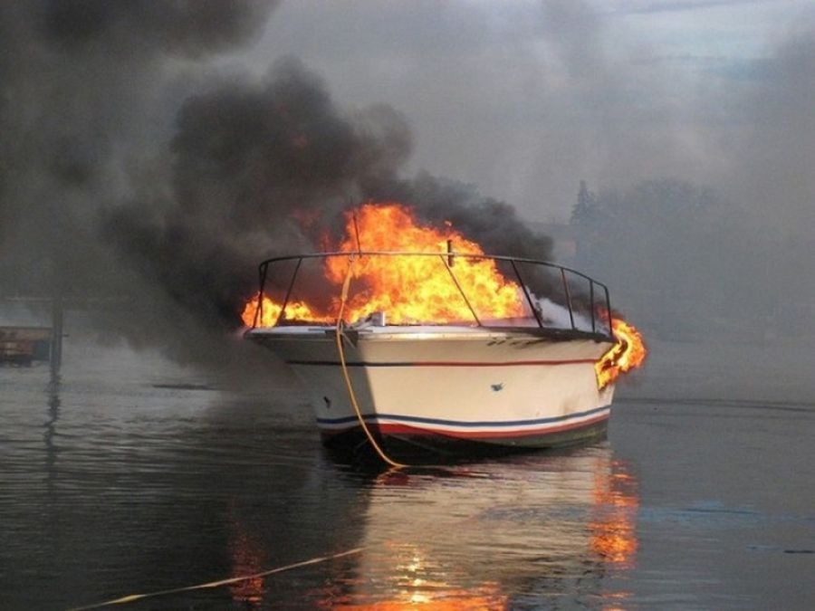Θεσσαλονίκη: Πυρκαγιά σε θαλαμηγό στο Παλιούρι Χαλκιδικής