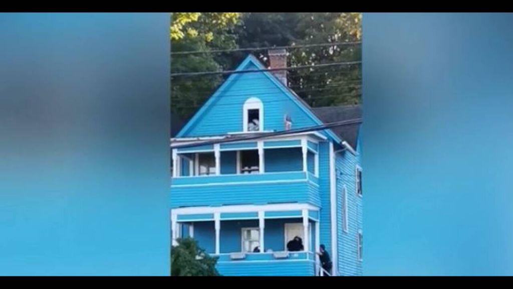 ΗΠΑ : Αγοράκι περιφερόταν σε στέγη σπιτιού