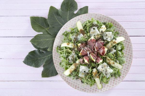 Σαλάτα με σύκα, ρόκα, προσούτο και γραβιέρα