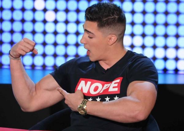 «Αγάπη μόνο και στα… Εξάρχεια»: Το απίστευτο βίντεο του ειδικού φρουρού Τάσου Ποτσέπη