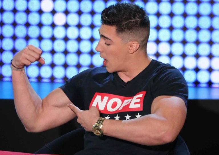 «Αγάπη μόνο και στα… Εξάρχεια»: Το απίστευτο βίντεο του ειδικού φρουρού Τάσου Ποτσέπη