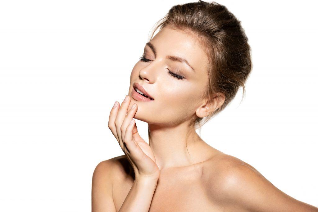 Η καθημερινή συνήθεια που ευθύνεται για τα ξηρά σας χείλη