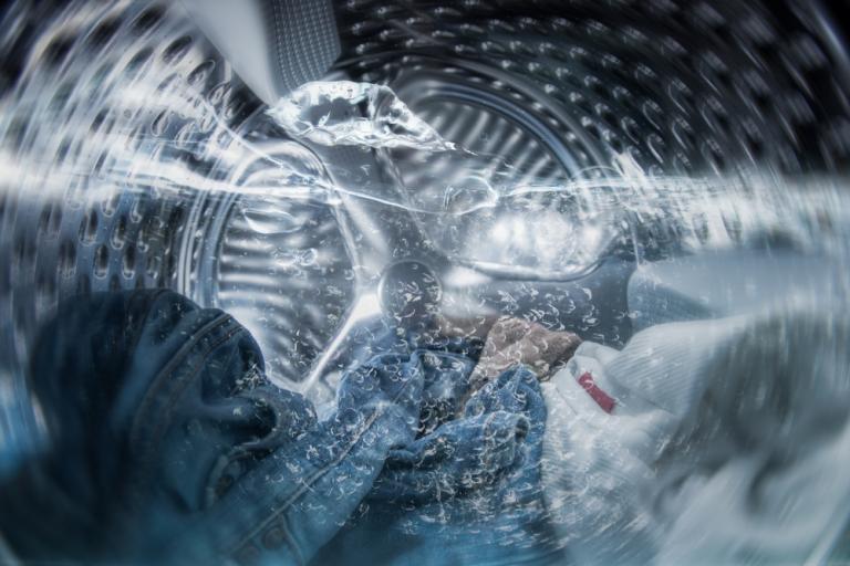 Σε ποια θερμοκρασία πρέπει τελικά να πλένουμε τα ρούχα;