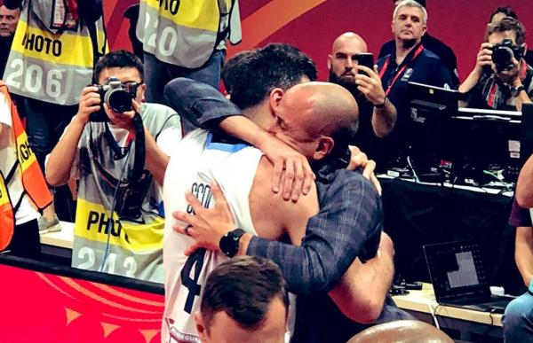 Αργεντινή : Ο συγκλονιστικός εναγκαλισμός Σκόλα – Τζινόμπιλι