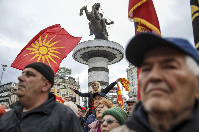 Ήλιος της Βεργίνας : Αυστηρά διαβήματα της Αθήνας προς τα Σκόπια για τη χρήση του