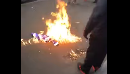 Σκοπιανοί έκαψαν ελληνικές σημαίες στη Μελβούρνη