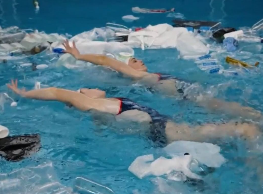 Swiming in it: Κολυμπώντας ανάμεσα σε τόνους πλαστικών
