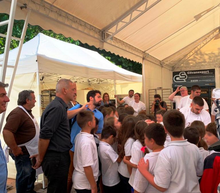 Στη Γιορτή Ψωμιού μαζί με μαθητές σχολείων ο Γιάννης Μώραλης