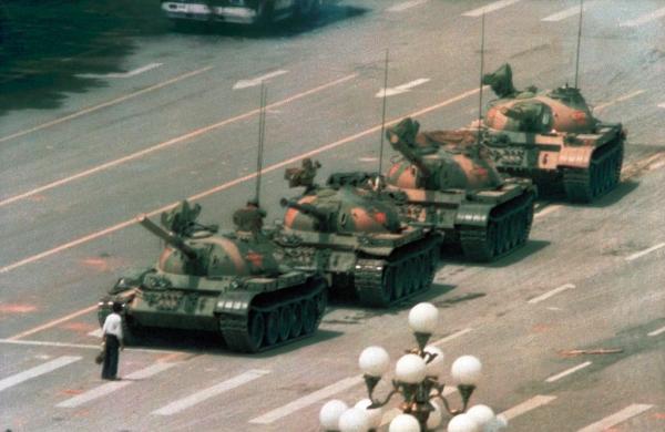 Πέθανε ο φωτογράφος του Tank Man, του διαδηλωτή που στάθηκε μπροστά σε φάλαγγα αρμάτων