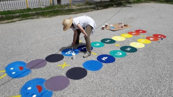 Τρίκαλα : Έφτιαξαν το ομορφότερο σχολικό προαύλιο στην Ελλάδα