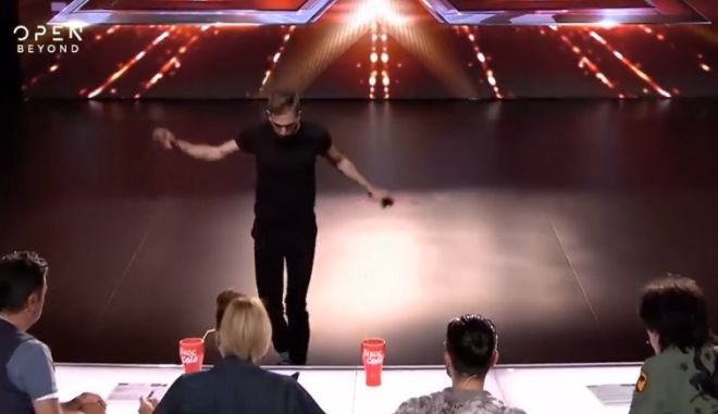 X-Factor: Παίκτης που δεν πρόσεξε το κενό και έπεσε από τη σκηνή