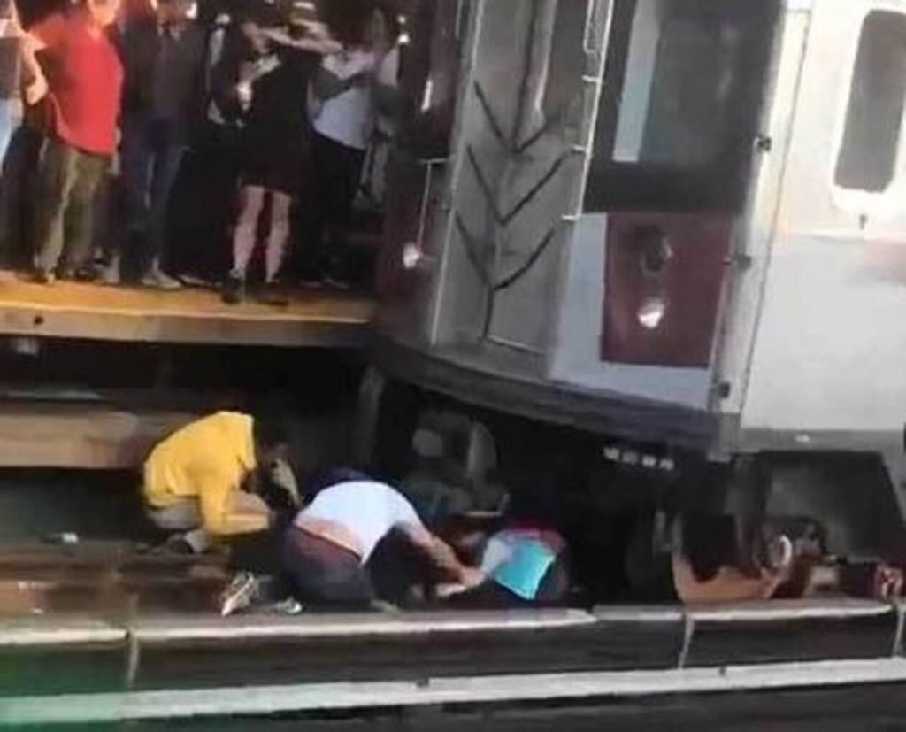 Νεκρός 45χρονος που πήδηξε στις γραμμές του μετρό κρατώντας την κόρη του