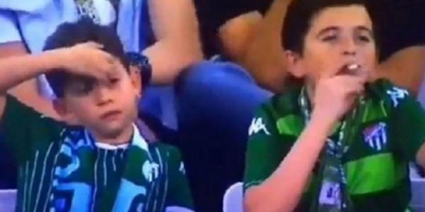 Τι συνέβη με τον «πιτσιρικά» που κάπνιζε σε εξέδρες γηπέδου