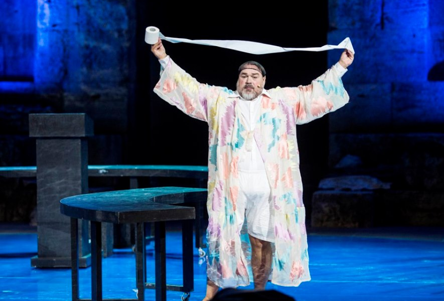 Ο Χριστόφορος Σταμπόγλης μιλάει στο in.gr για τις «Εκκλησιάζουσες» του Σταμάτη Κραουνάκη