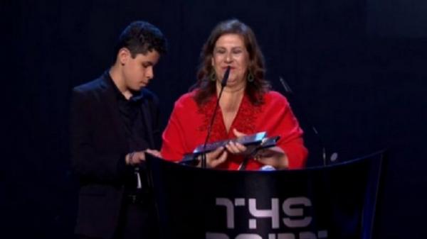 Η κορυφαία οπαδός στον κόσμο αξίζει το μεγαλύτερο βραβείο