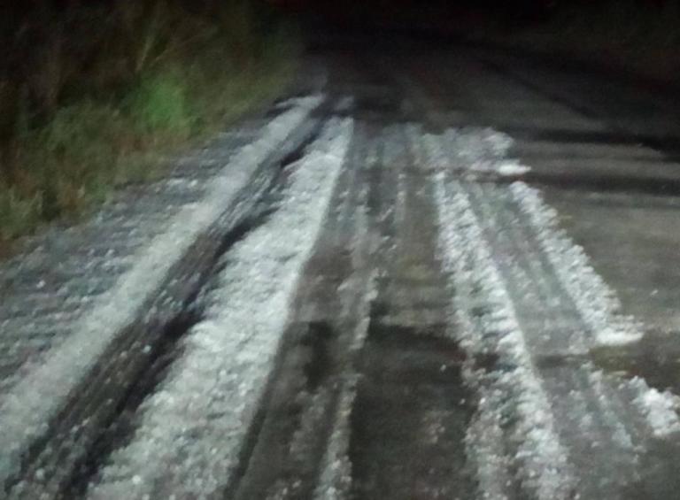 Ισχυρή χαλαζόπτωση σε Τρίκαλα και Ιωάννινα – «Άσπρισαν» οι δρόμοι